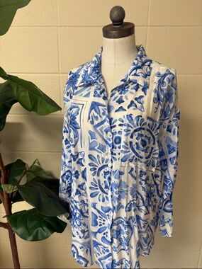 Blue and White Floral Tile Print Button-Up Shirt